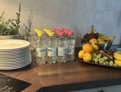 Modern möteslokal Skövde med dricka och frukt